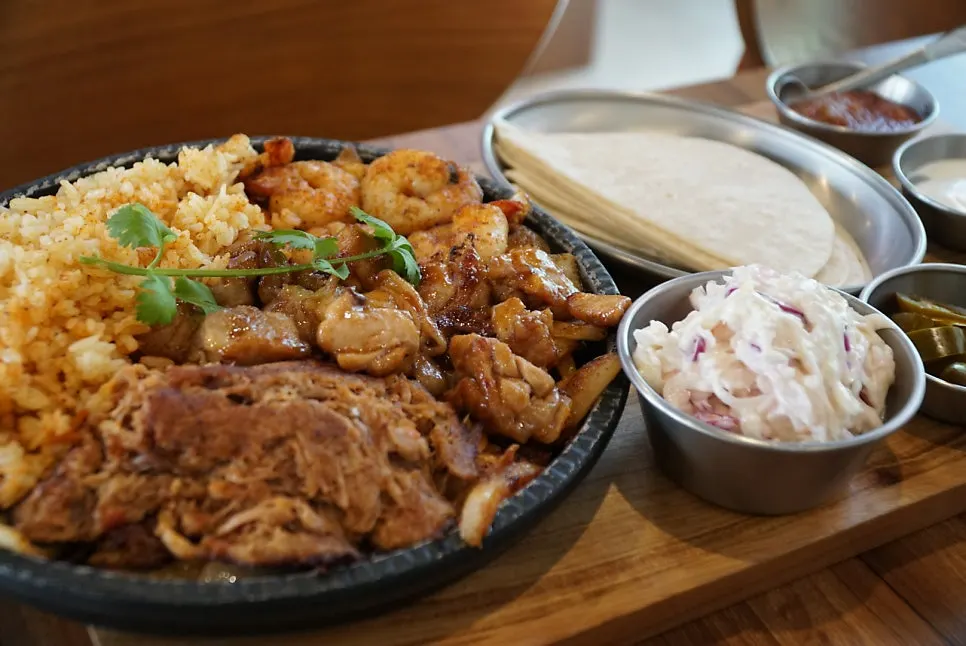 Final tortilla with meat, shrimp, and vegetables