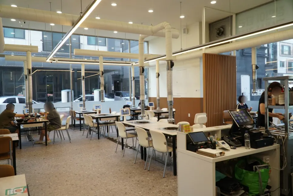 Sammi-jip interior with plenty of seating