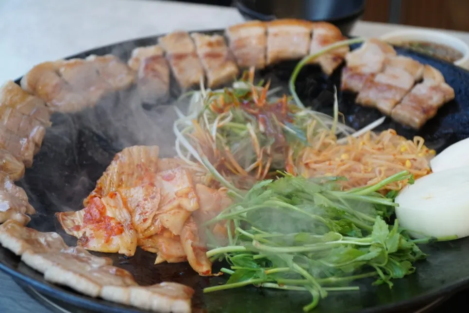 Cauldron-lid pork belly with kimchi and vegetables