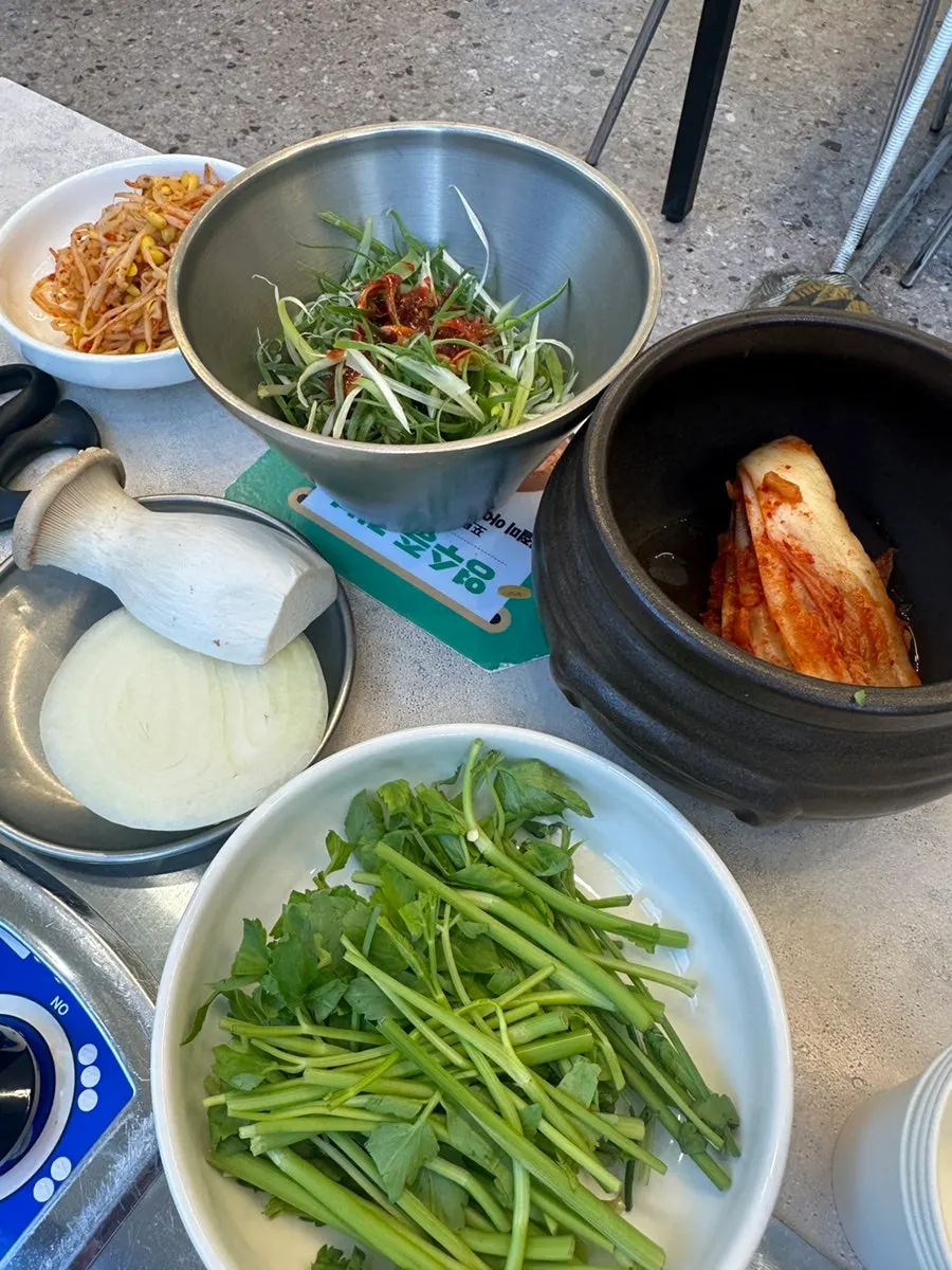 Airy dining hall at Sammi-jip
