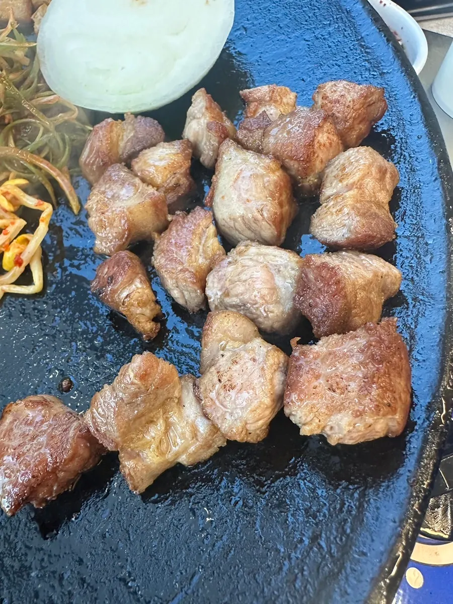 Pot-lid pork belly served already grilled