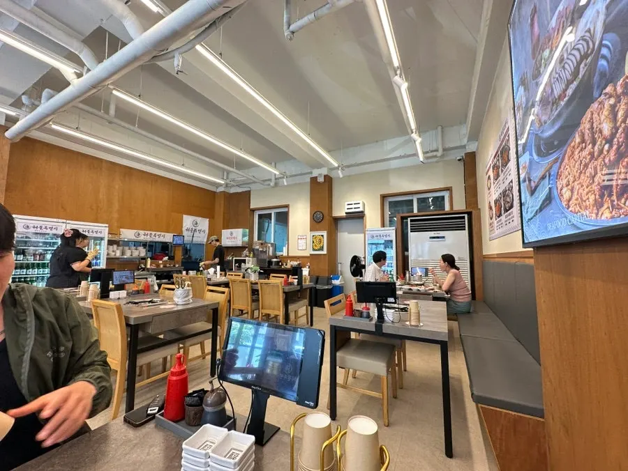 Overview of the dining hall at Haemul Teukbyeolsi Cheongna Direct Branch