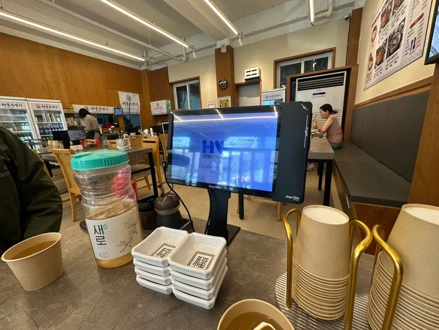 Seat with tablet ordering