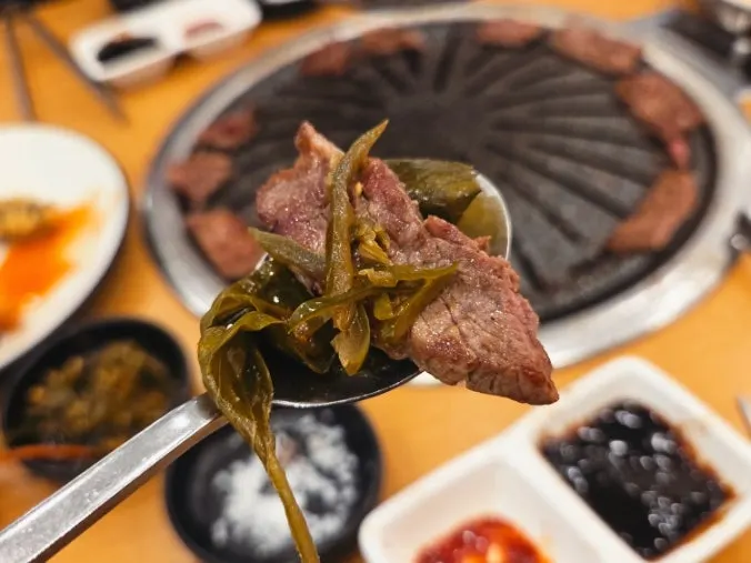 炭火で焼く厚みのあるウナギ
