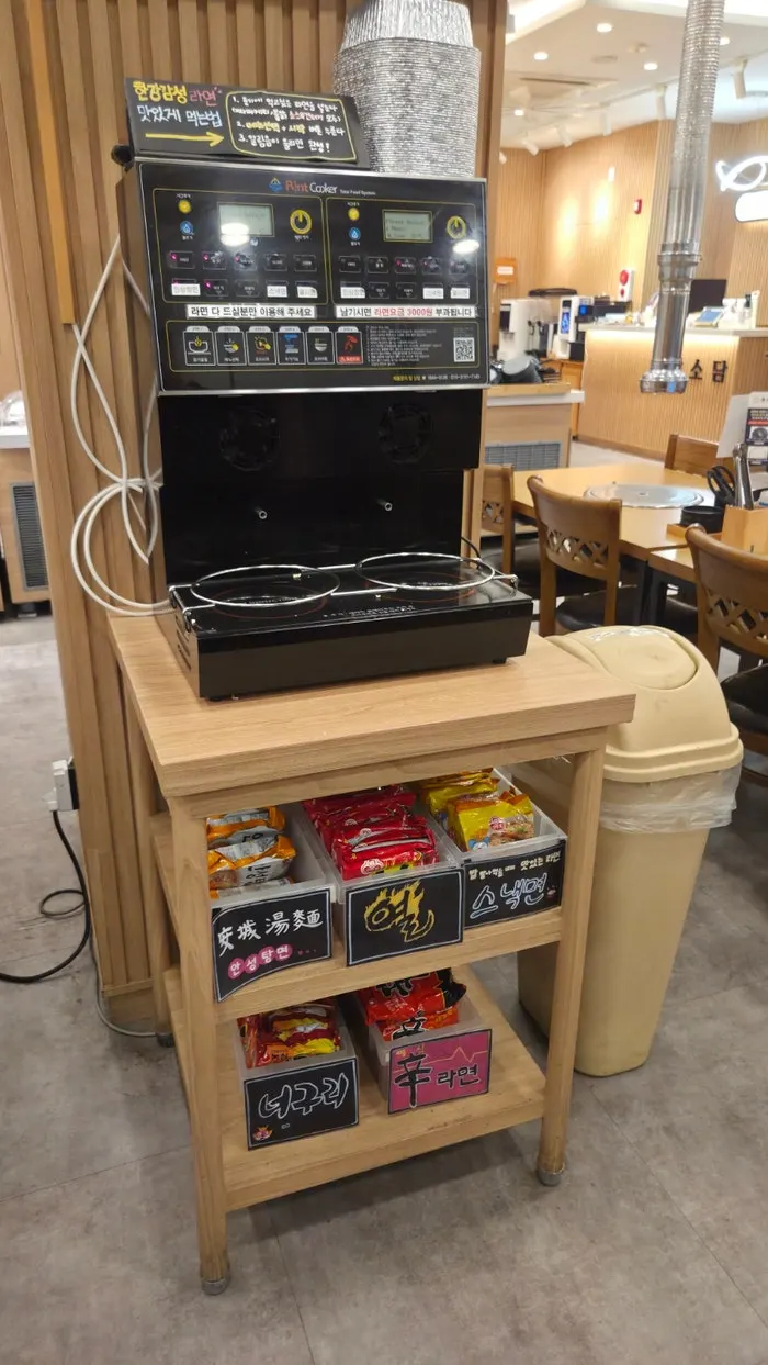 様々な種類が並ぶラーメンコーナー