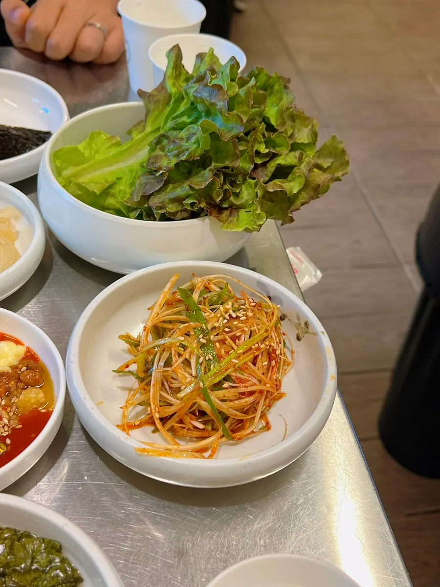 Lettuce and seasoned scallion accompaniments
