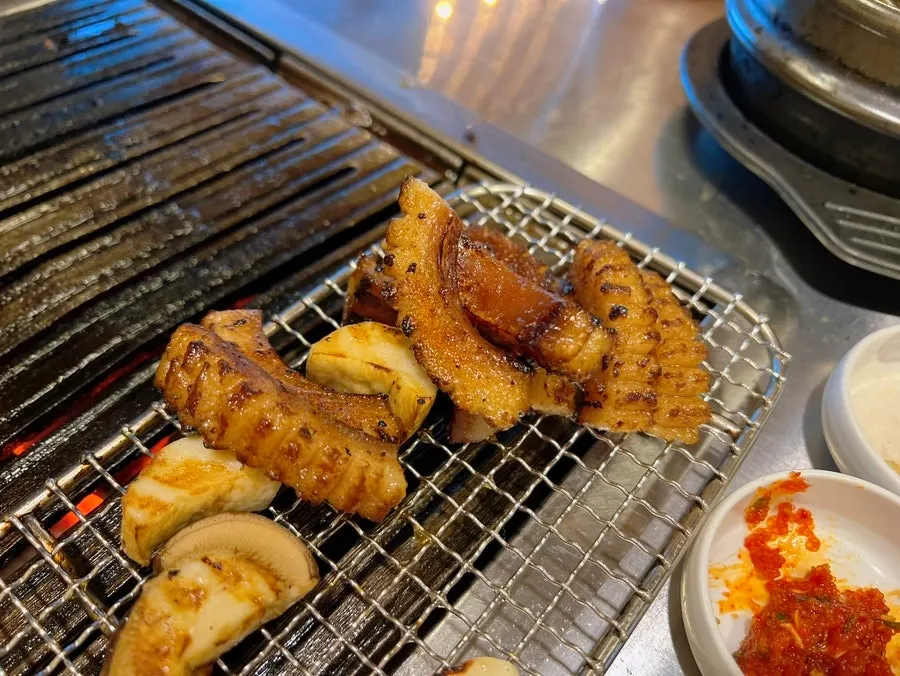 Pork skin grilled with mushrooms