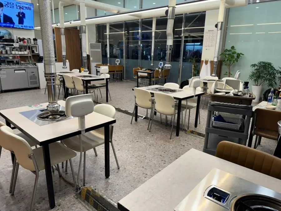 Wide-aisle hall seating at Sammi-jip