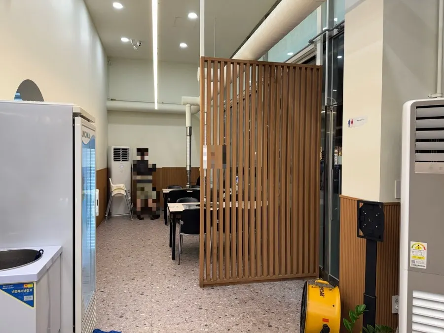 Group seating at Sammi-jip separated by partitions
