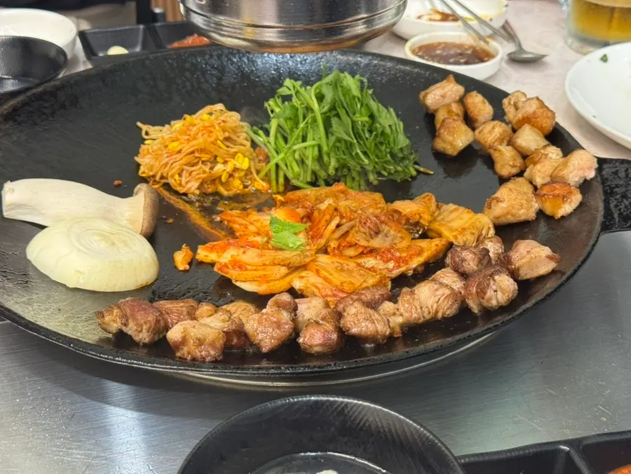 A freshly re-set grill after ordering more meat