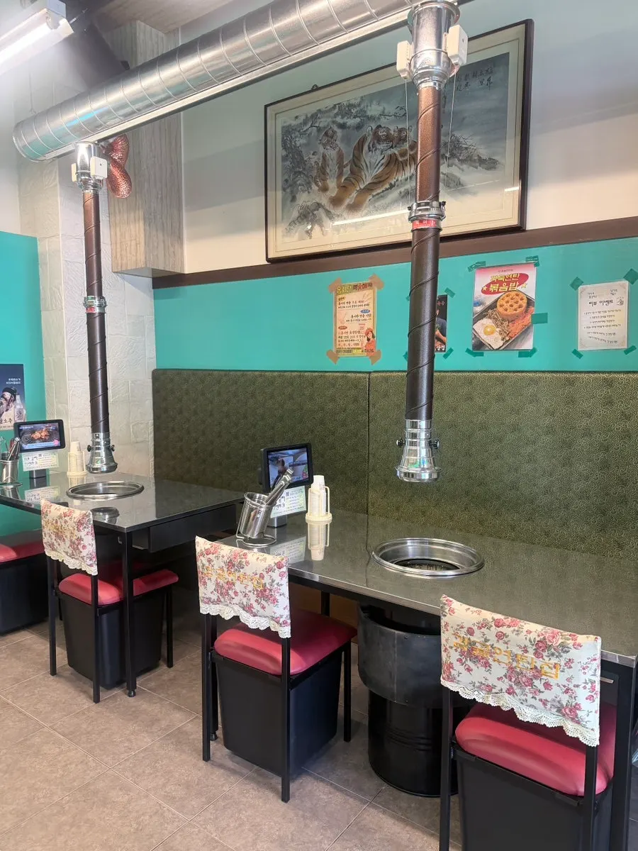 Interior with round tables and a retro pojangmacha feel