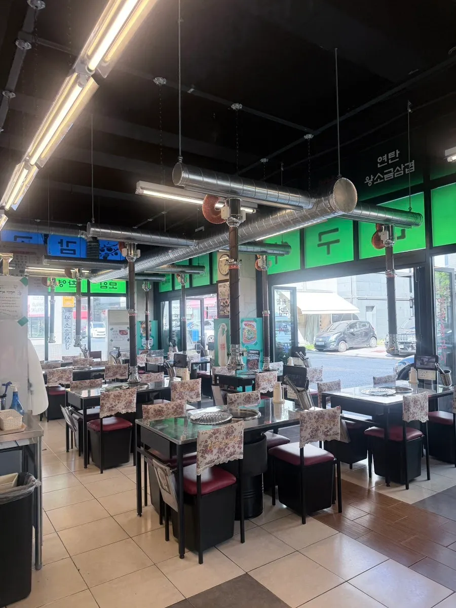Seating at Gimgol Yeontan-jip Cheongna Branch equipped with smoke ventilation