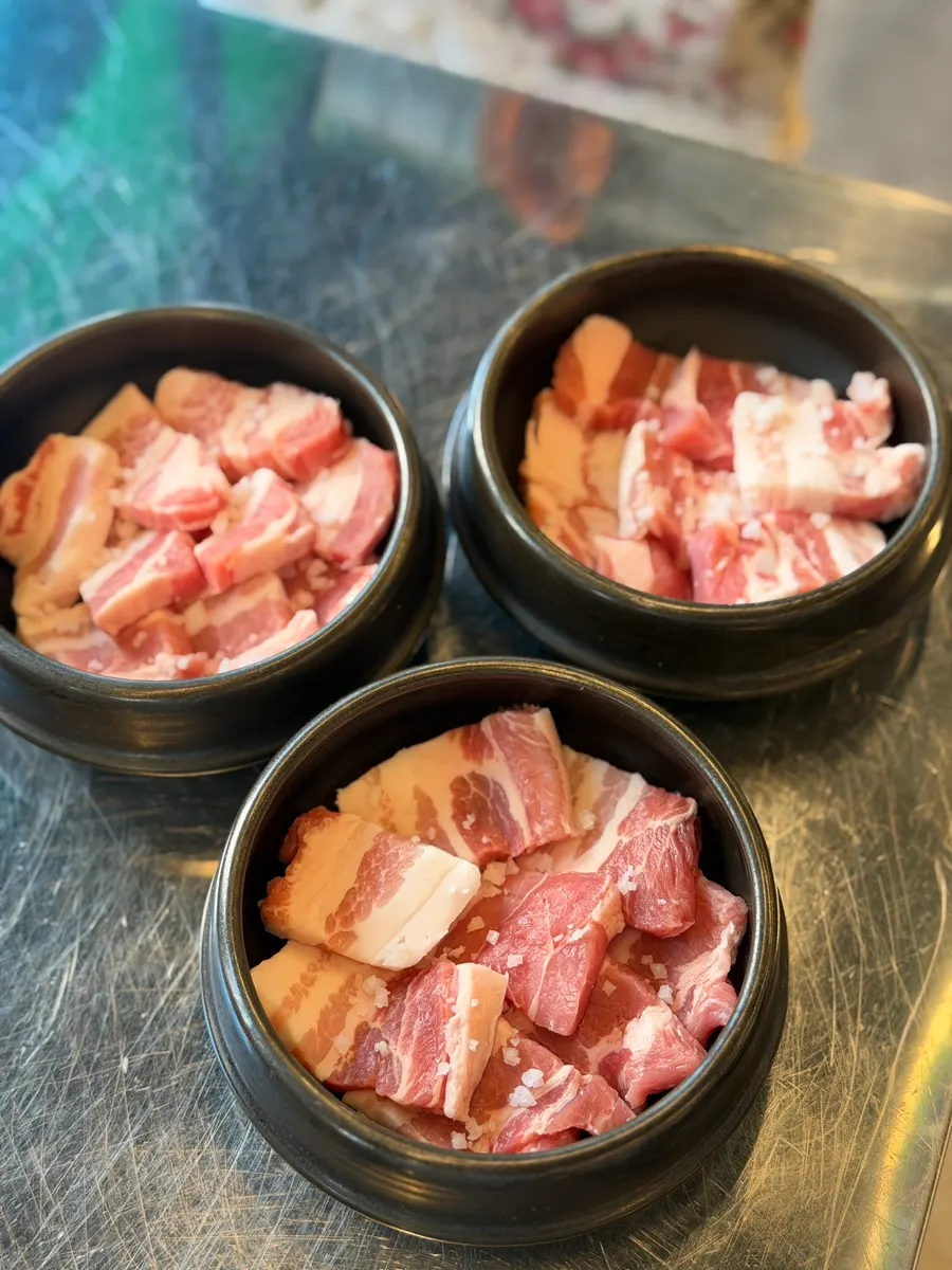 Table set for samgyeopsal and side dishes
