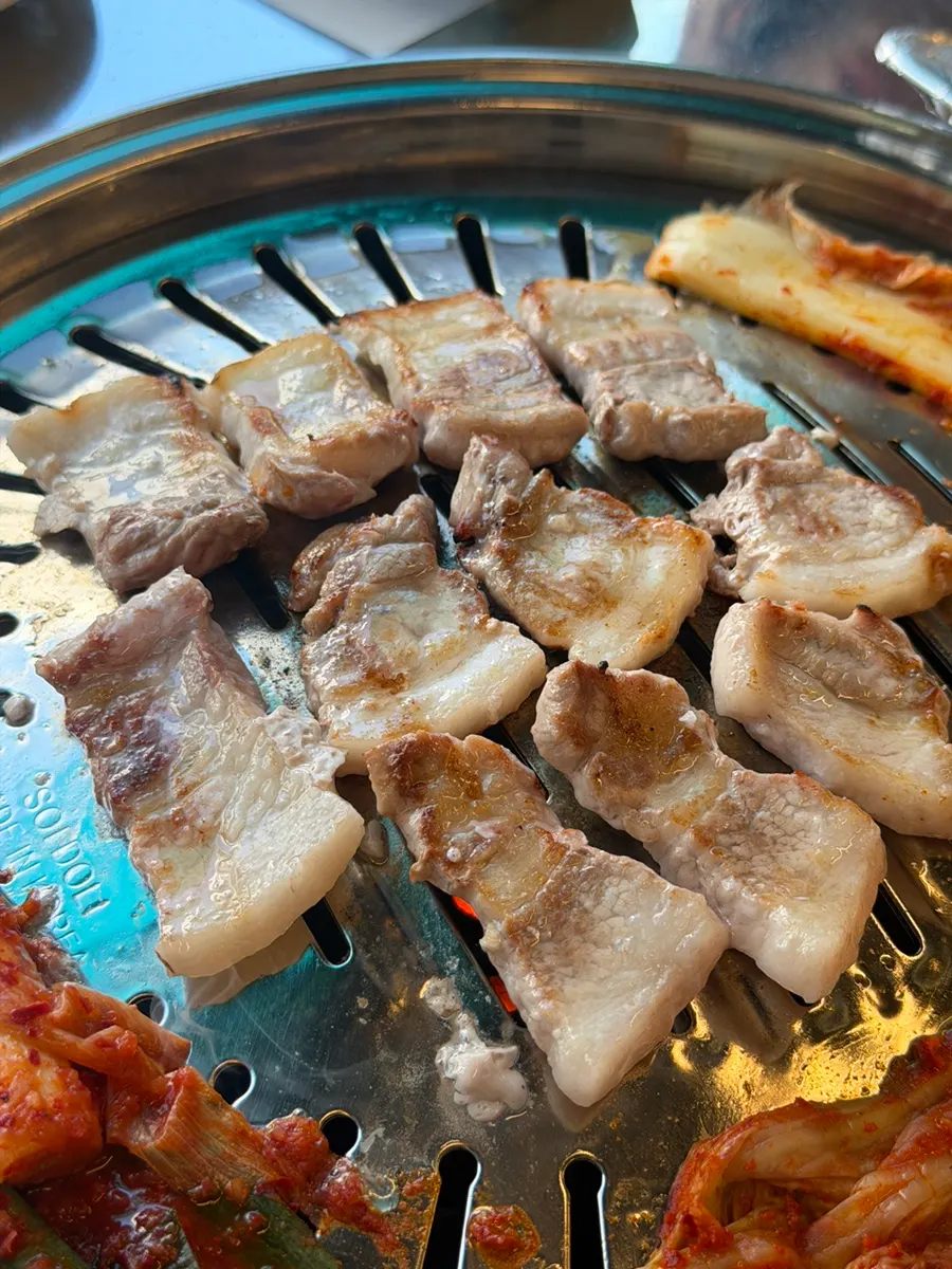 Cross-section of charcoal-grilled pork belly cut into bite-sized pieces, showing juices