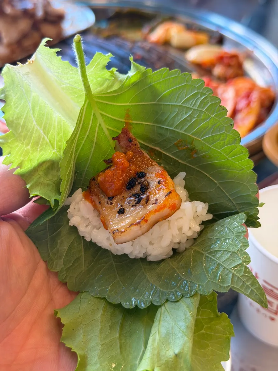 Lettuce wrap with pork belly and garlic