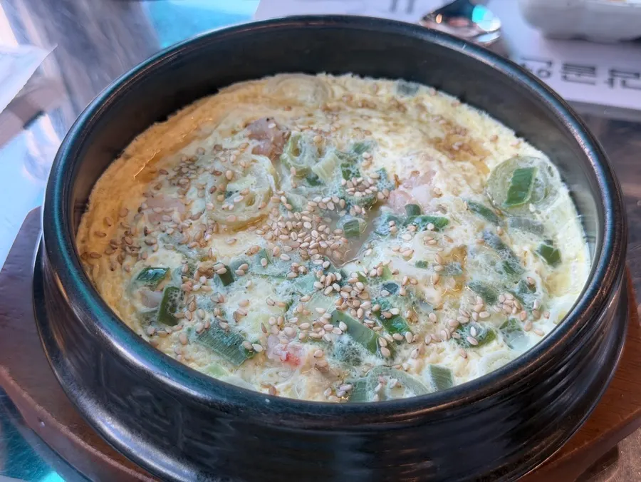 Puffed-up ttukbaegi steamed egg