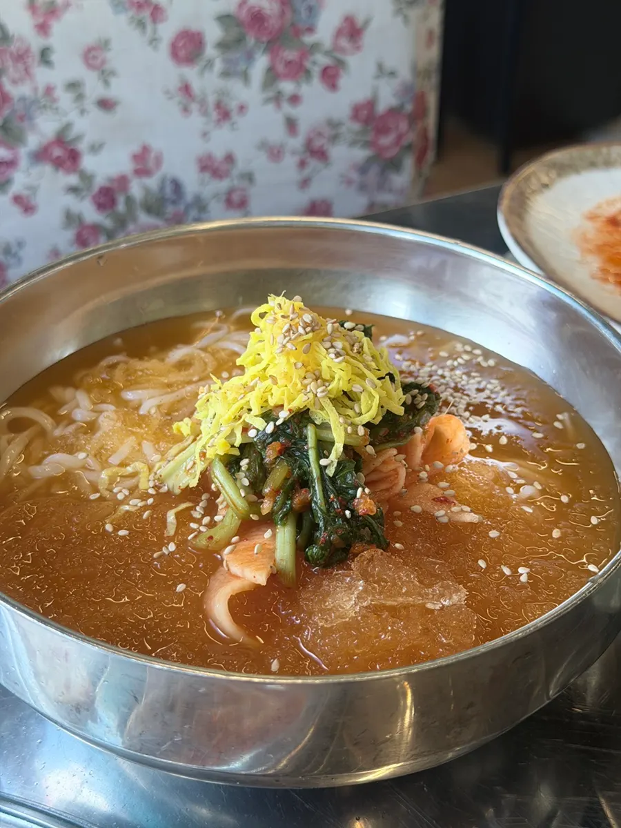 Yeolmu noodles topped with yeolmu kimchi in a slushy broth