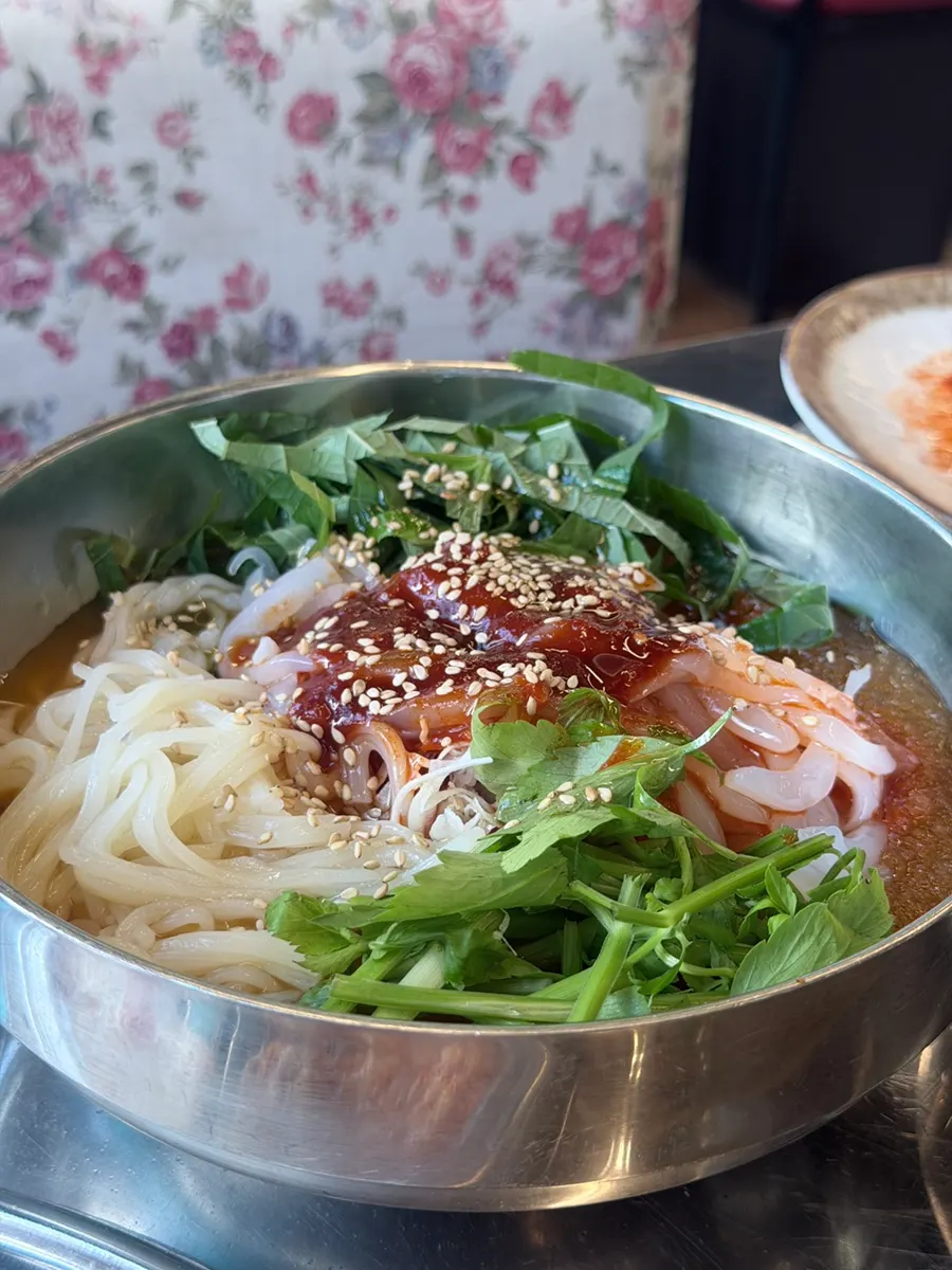 Spicy-tangy squid mulhoe with raw squid and vegetables
