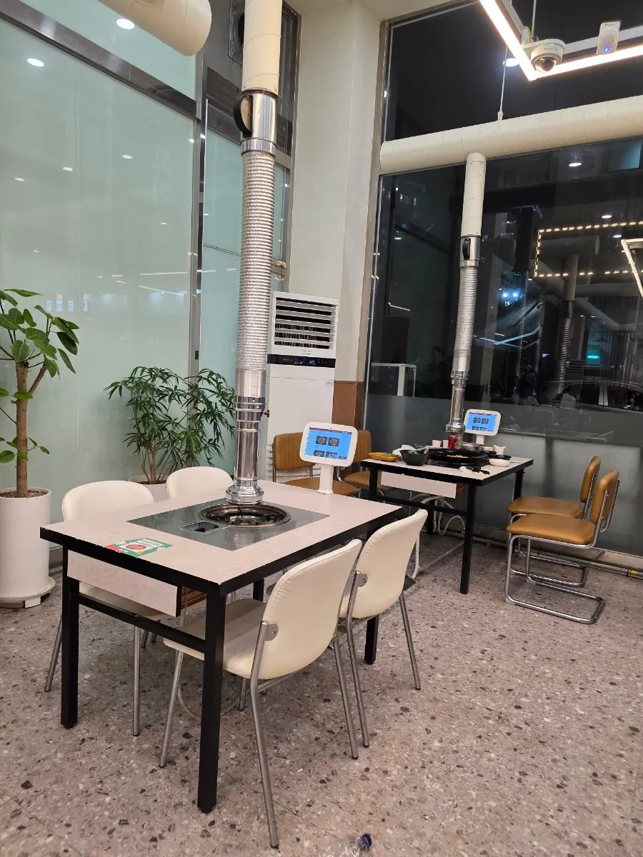 Table and seating layout at Sammi-jip