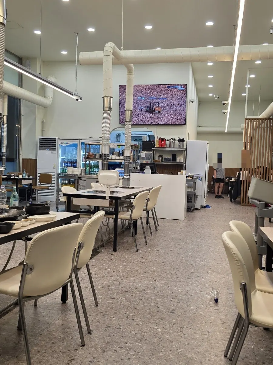 Spacious dining hall view at Sammi-jip