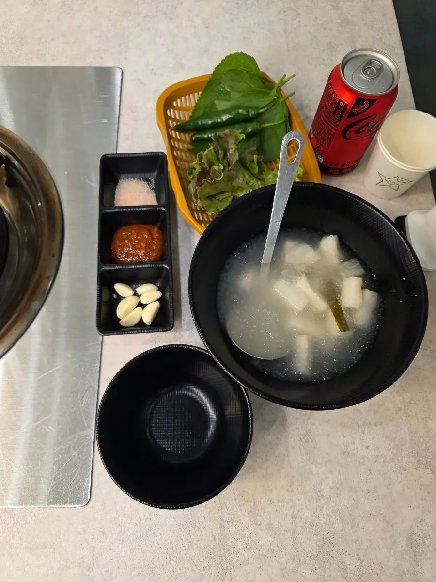 Green onion salad, seasoned bean sprouts, and other side dishes