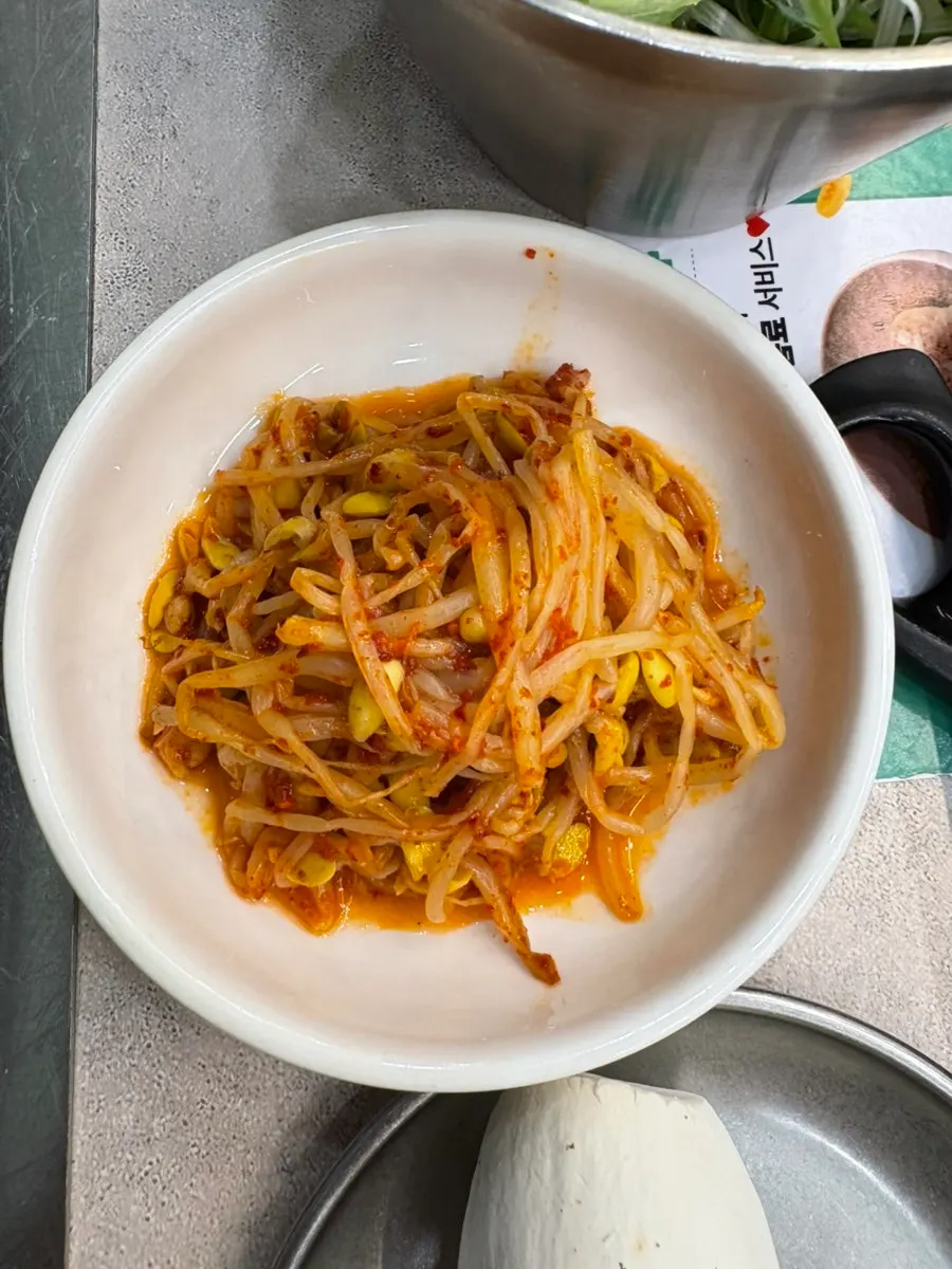 Bean sprout salad, green onion salad and other side dishes