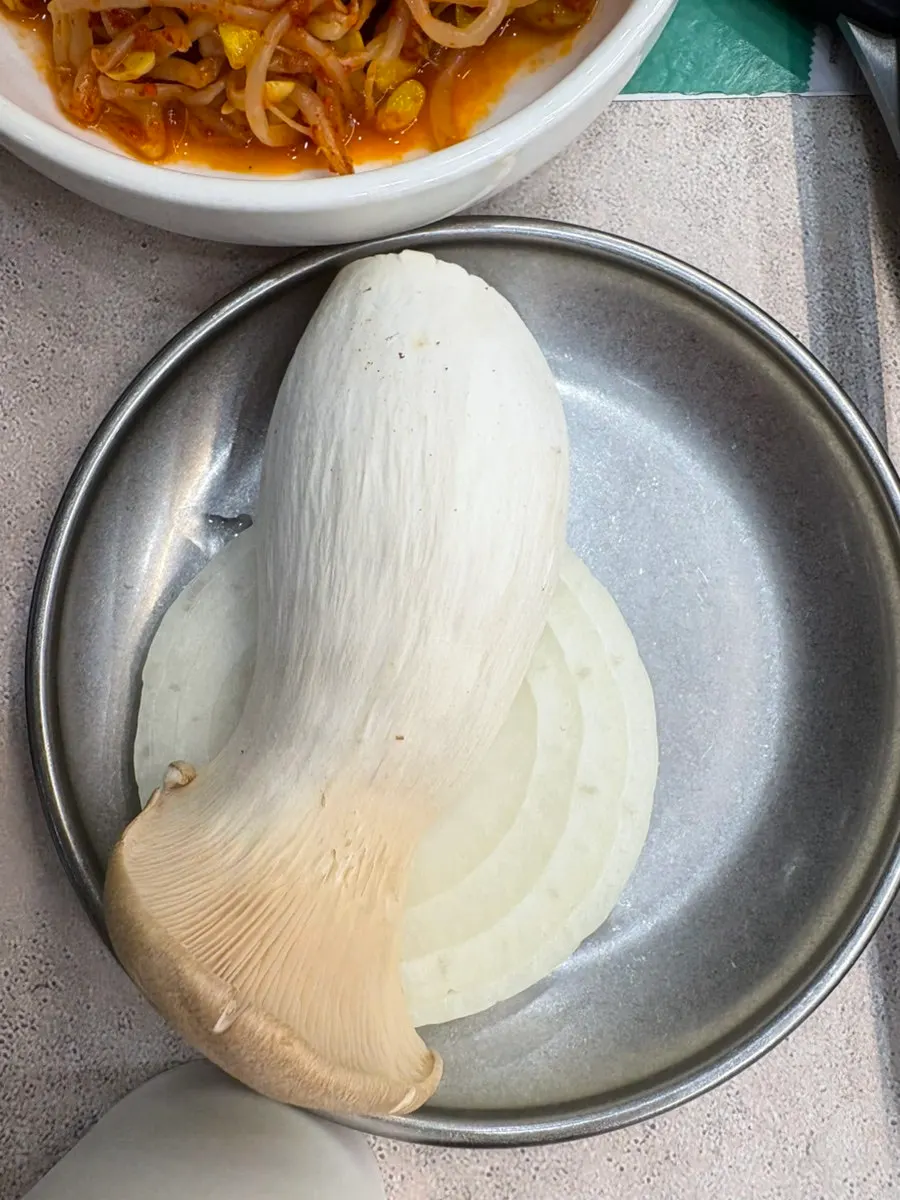 Minari to be grilled together with the meat