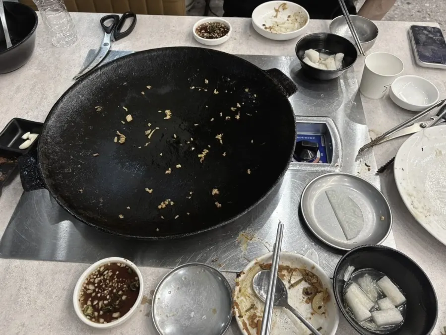 Empty table at Sammi-jip after finishing the meal