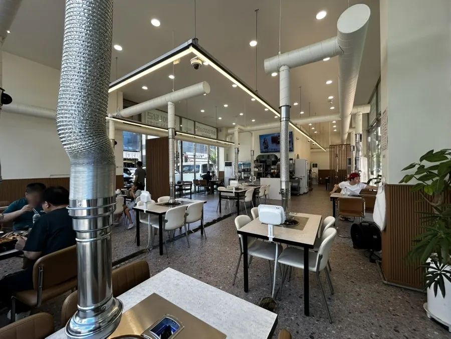 Spacious, bright interior of Sammi-jip