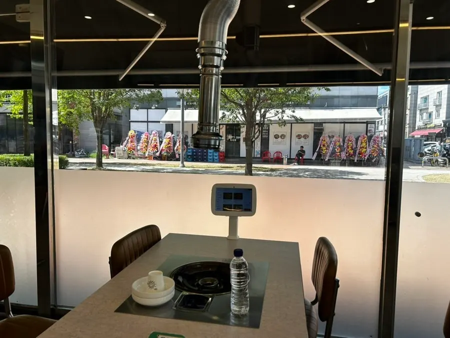Window-side table seating at Sammi-jip