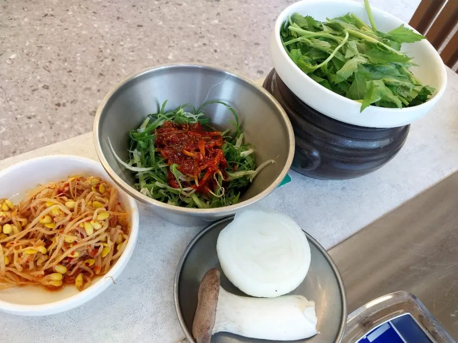 Sammi-jip's full spread of basic side dishes