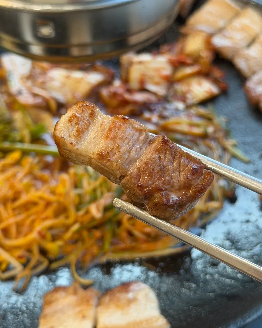 청라 삼미집 솥뚜껑에 둘러 담긴 김치 삼겹살