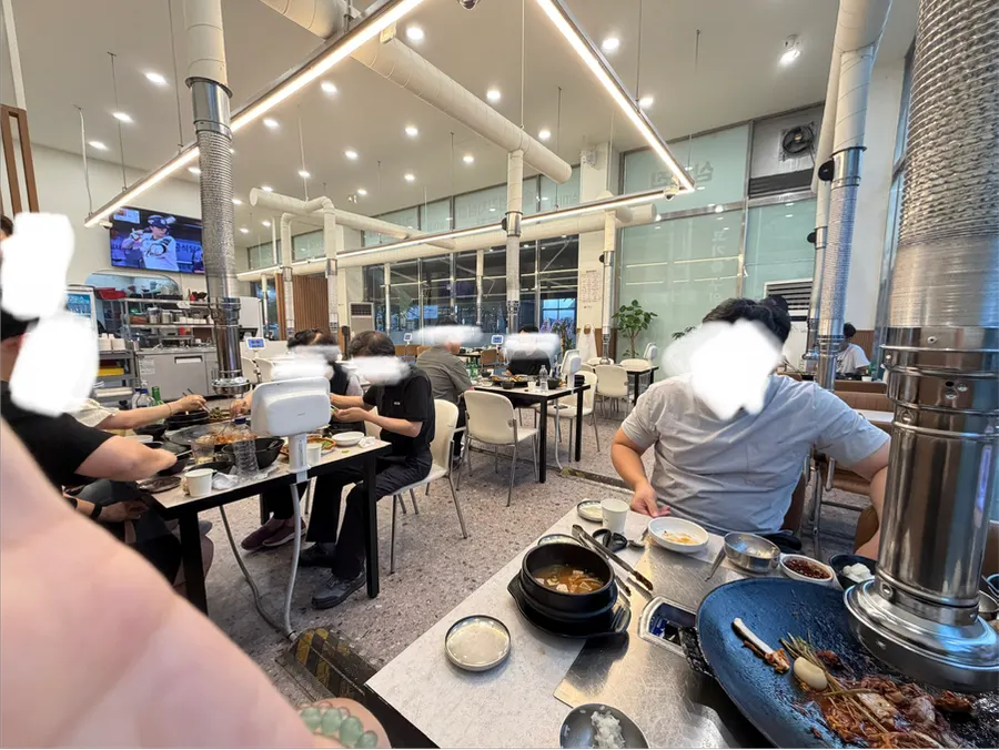 테이블마다 개별 후드가 설치된 매장 내부