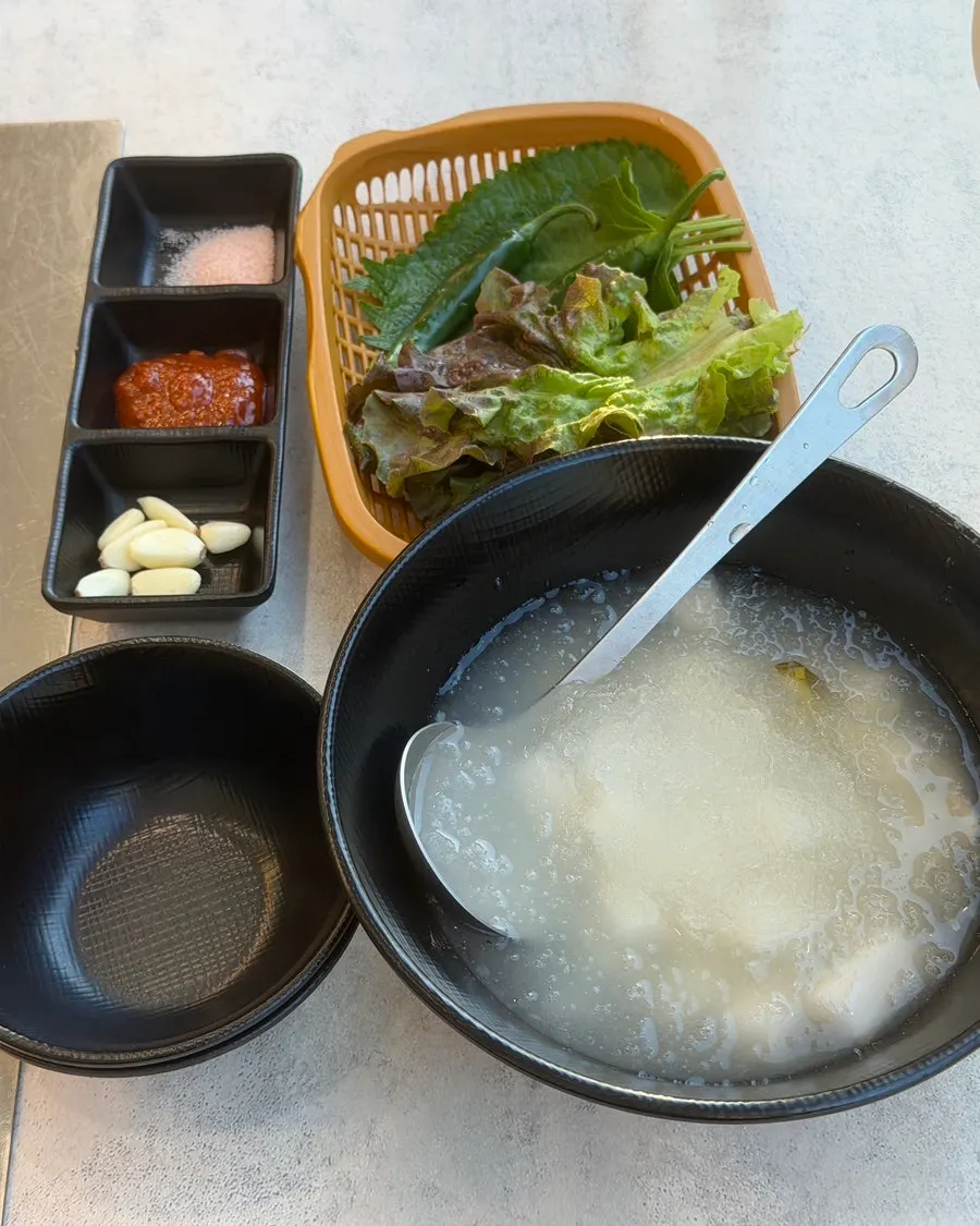쌈채소와 마늘, 특제 장이 차려진 기본 상차림