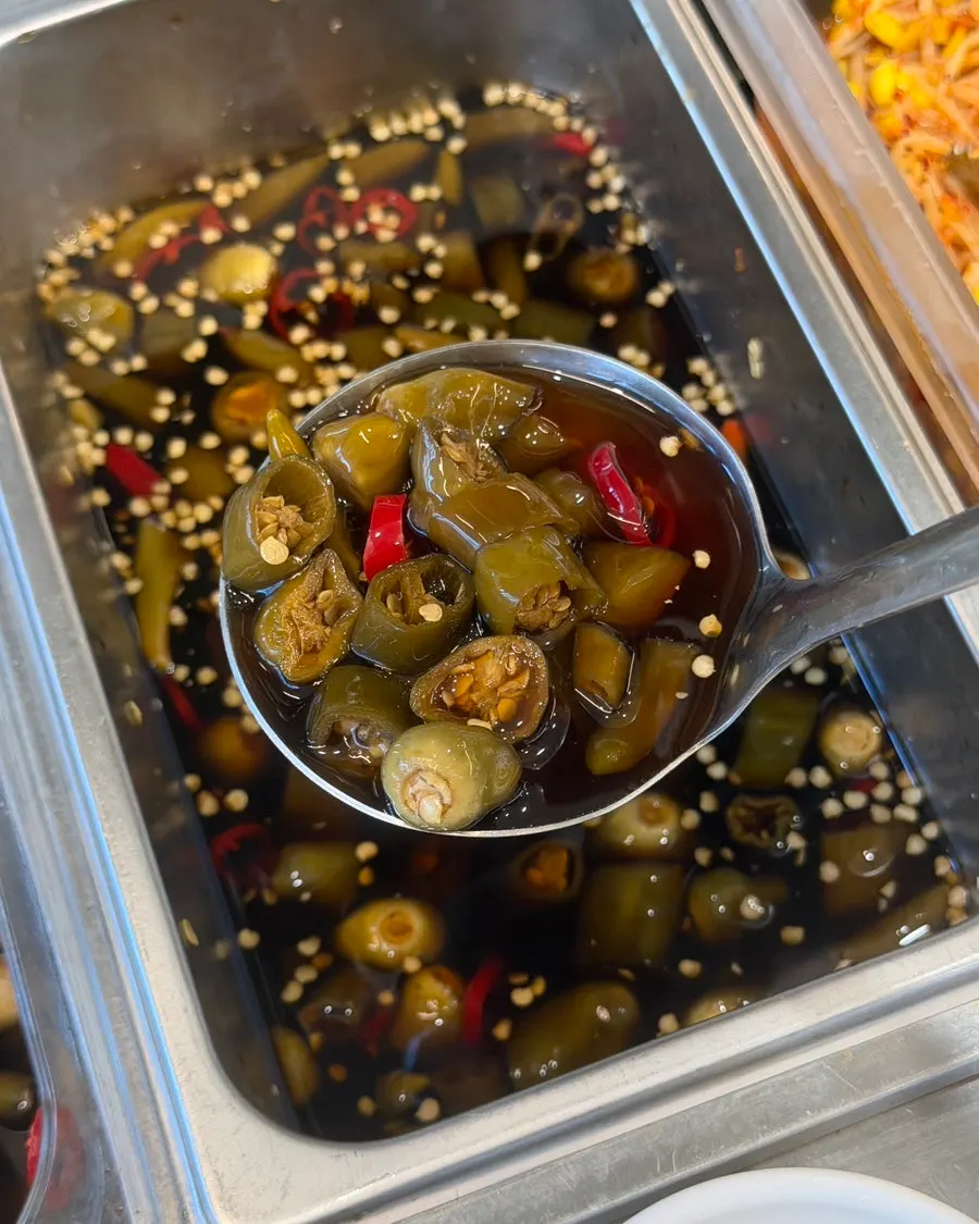 셀프바에서 가져온 마늘종과 고추 장아찌