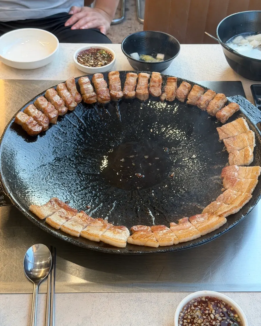 솥뚜껑 가장자리에 둘러 담은 삼겹살 4인분
