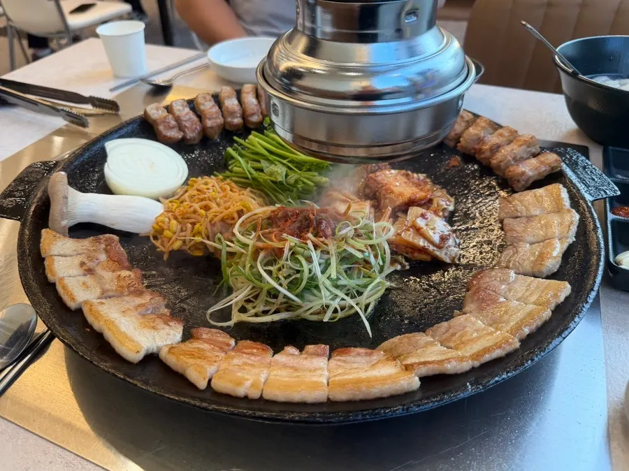 김치와 미나리, 버섯까지 세팅된 솥뚜껑 불판