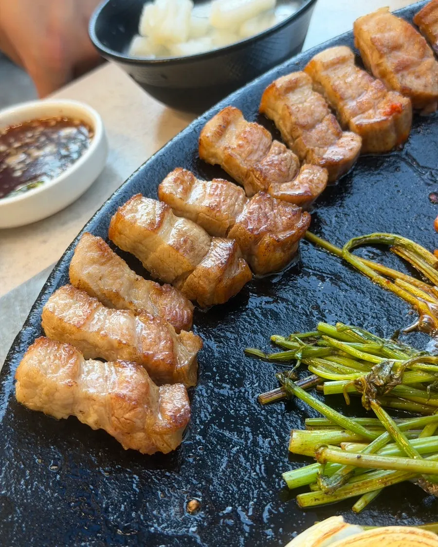 굵은 칼집이 들어간 두툼한 김치 칼집통삼겹살