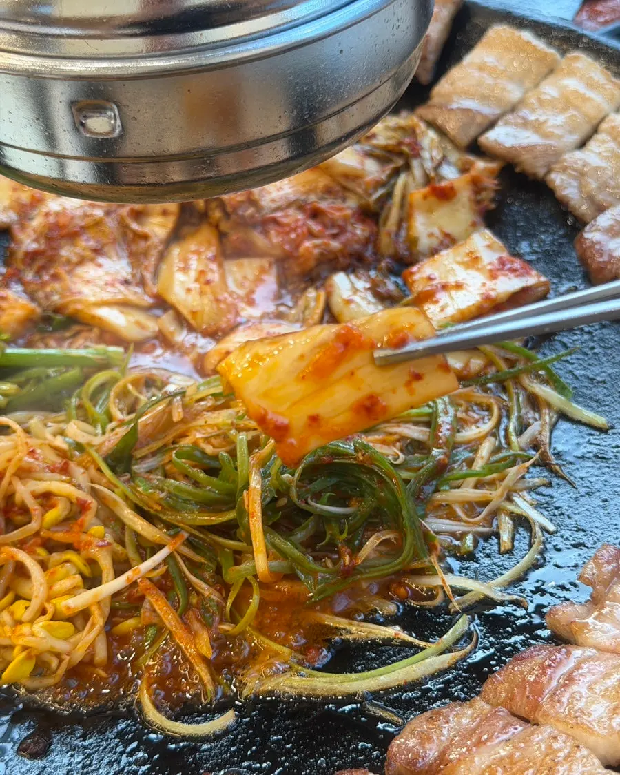 솥뚜껑 위에서 노릇하게 익어가는 묵은지