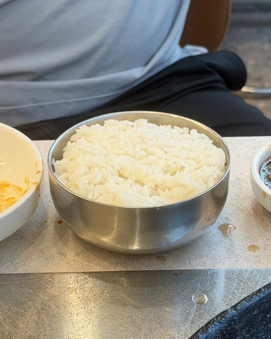 된장찌개와 삼겹살에 곁들인 공기밥