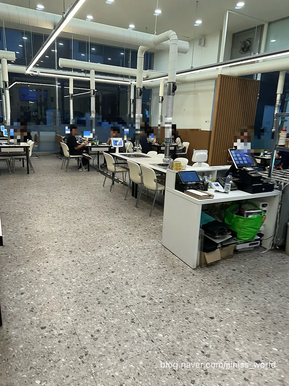 삼미집 매장 내부 테이블