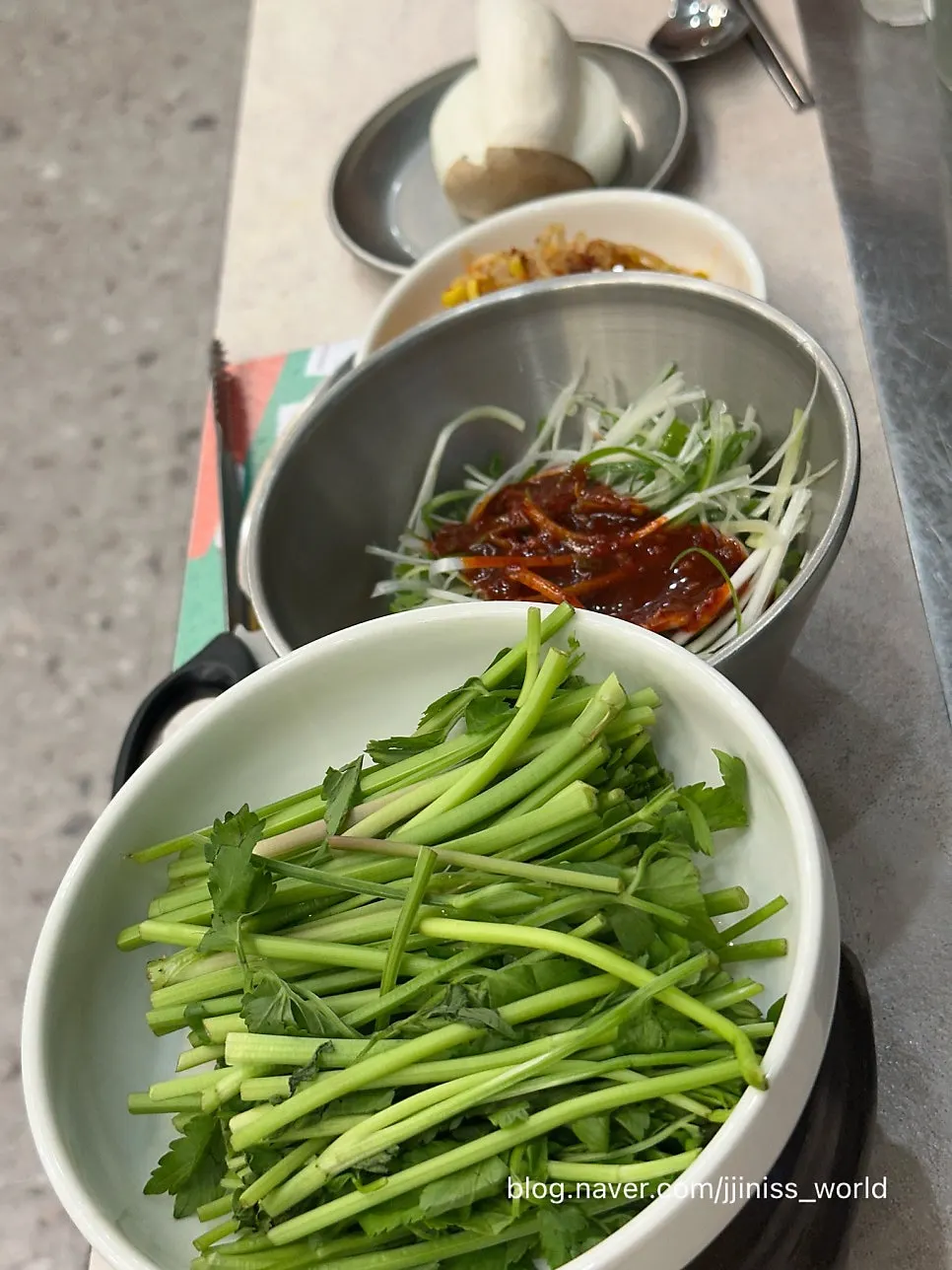 쌈야채와 소스로 차려진 밑반찬