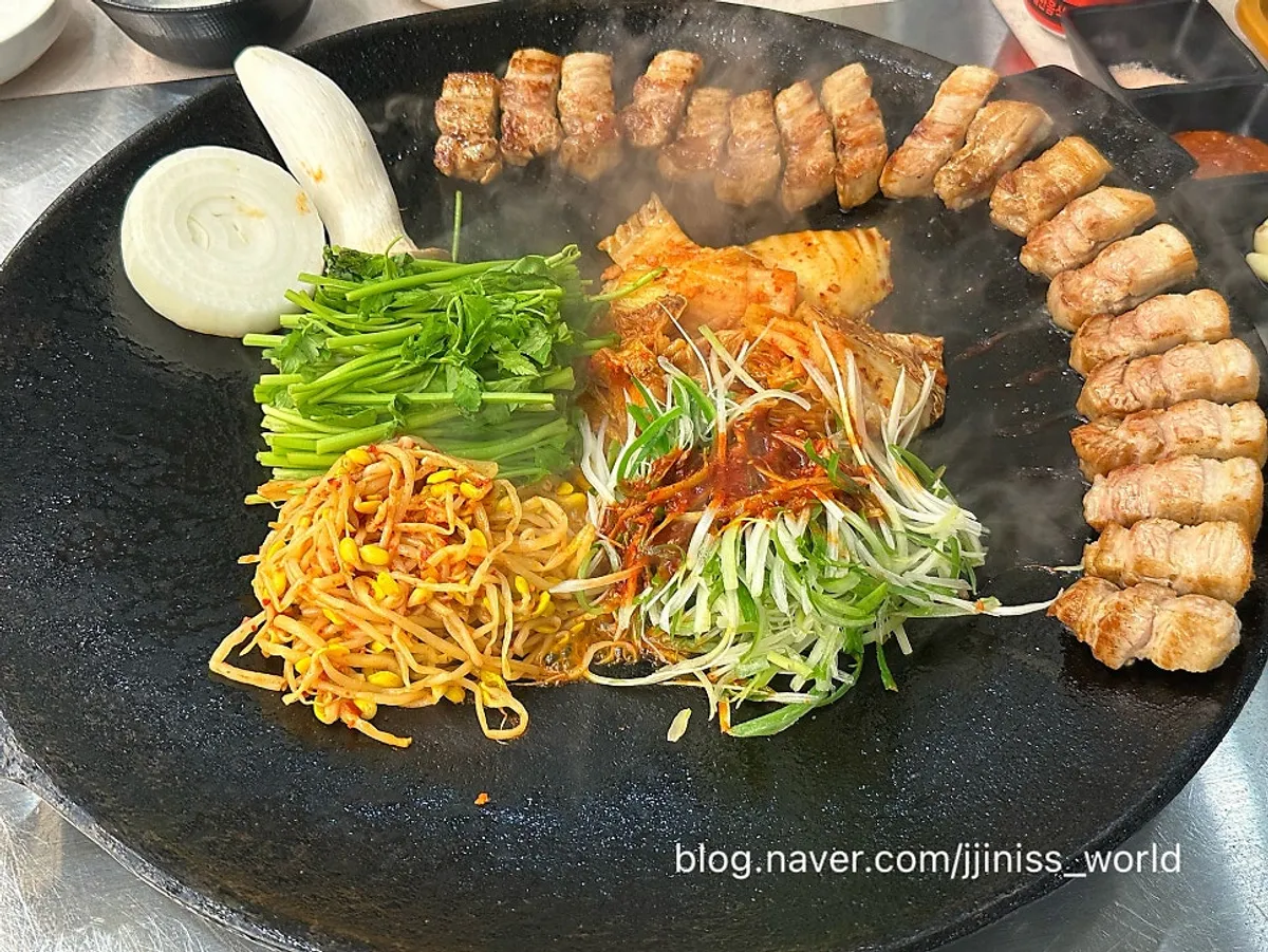 솥뚜껑에 구워 나온 김치칼통집삼겹살 한판