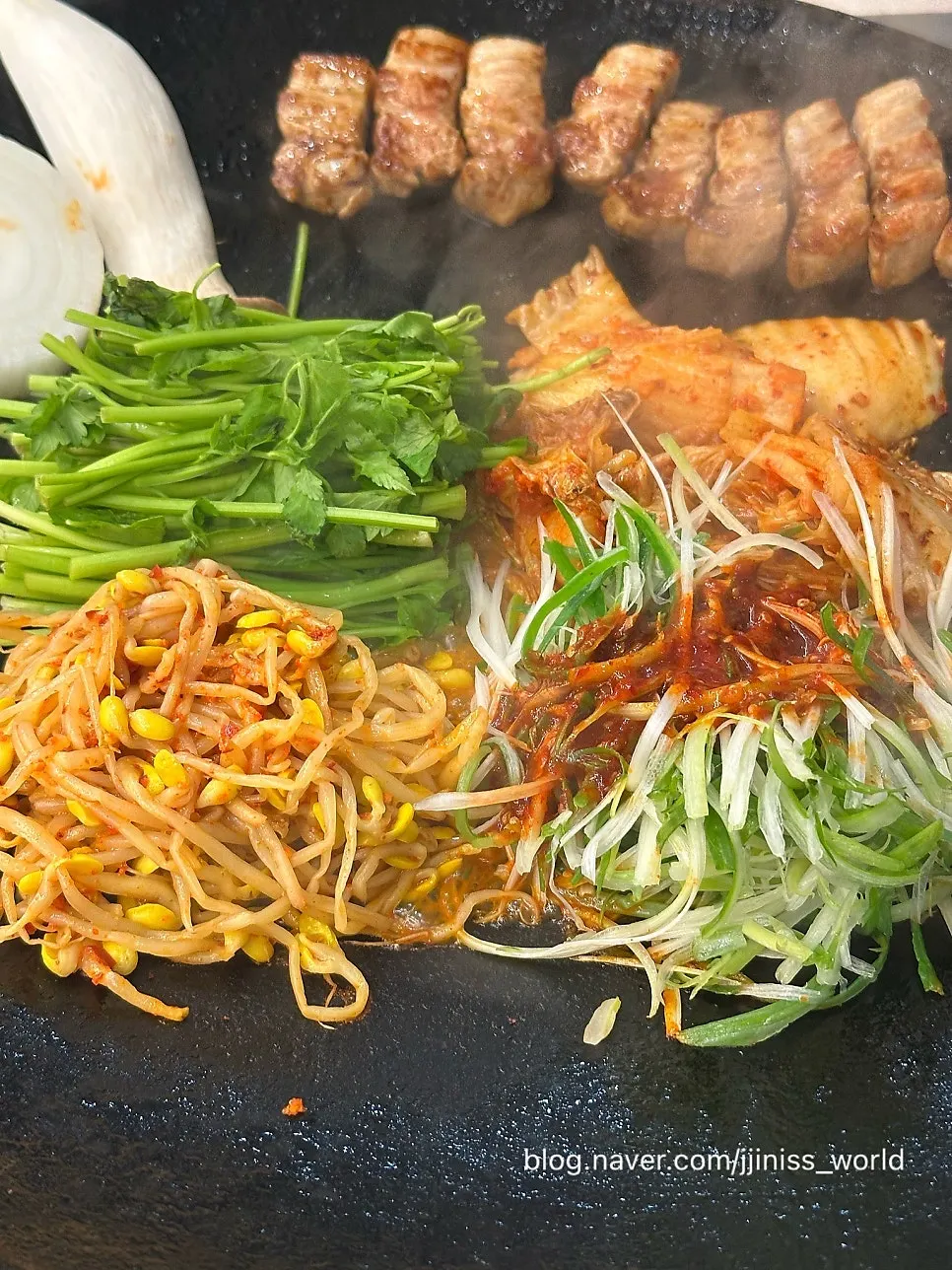 김치와 미나리, 파채를 함께 구운 삼겹살