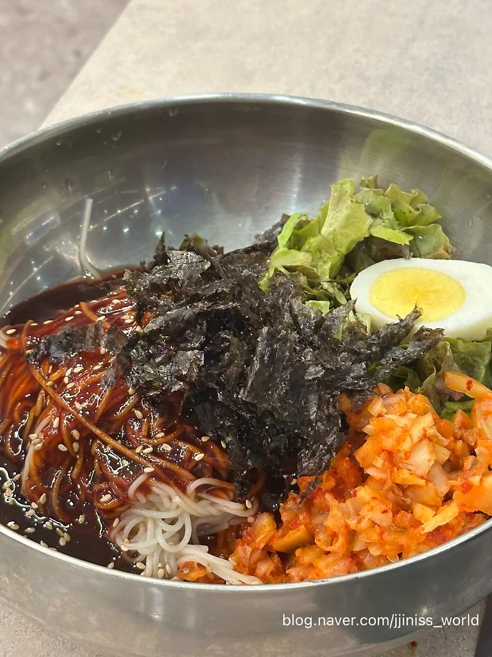 고기기름에 구워지는 콩나물과 김치
