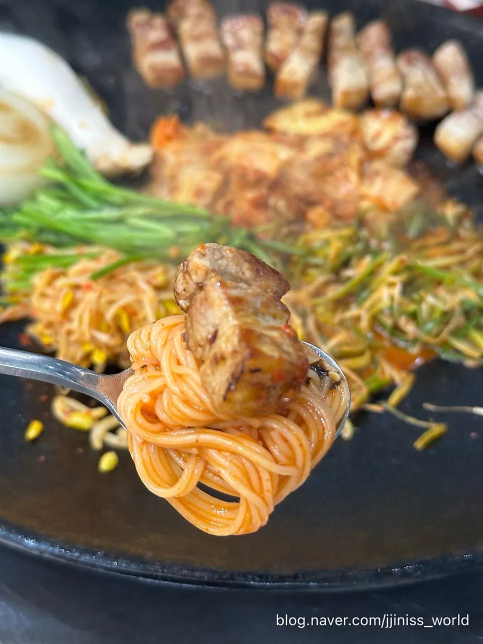 쌈에 올린 삼겹살과 구운 김치