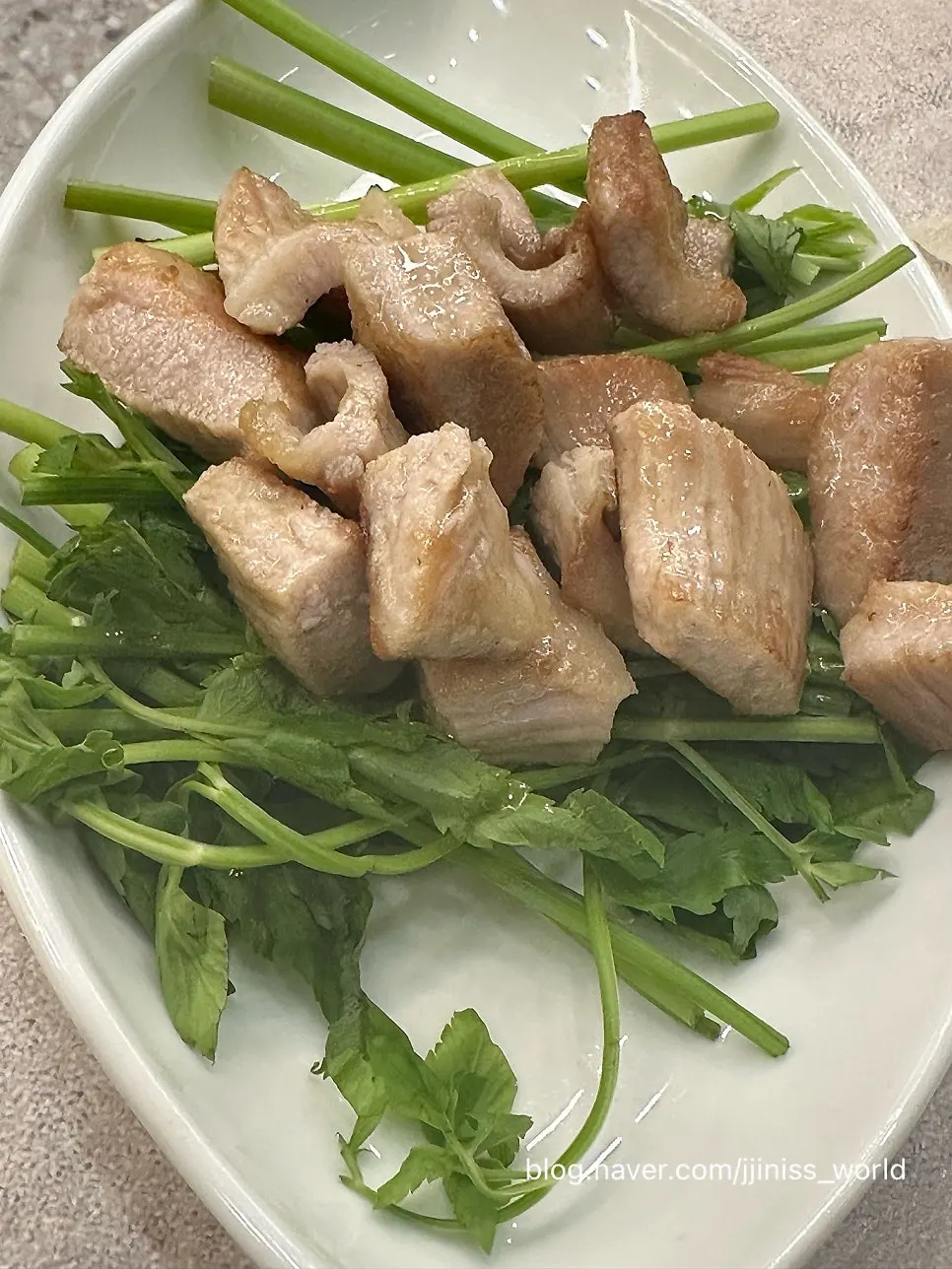 사이드로 주문한 김치비빔국수