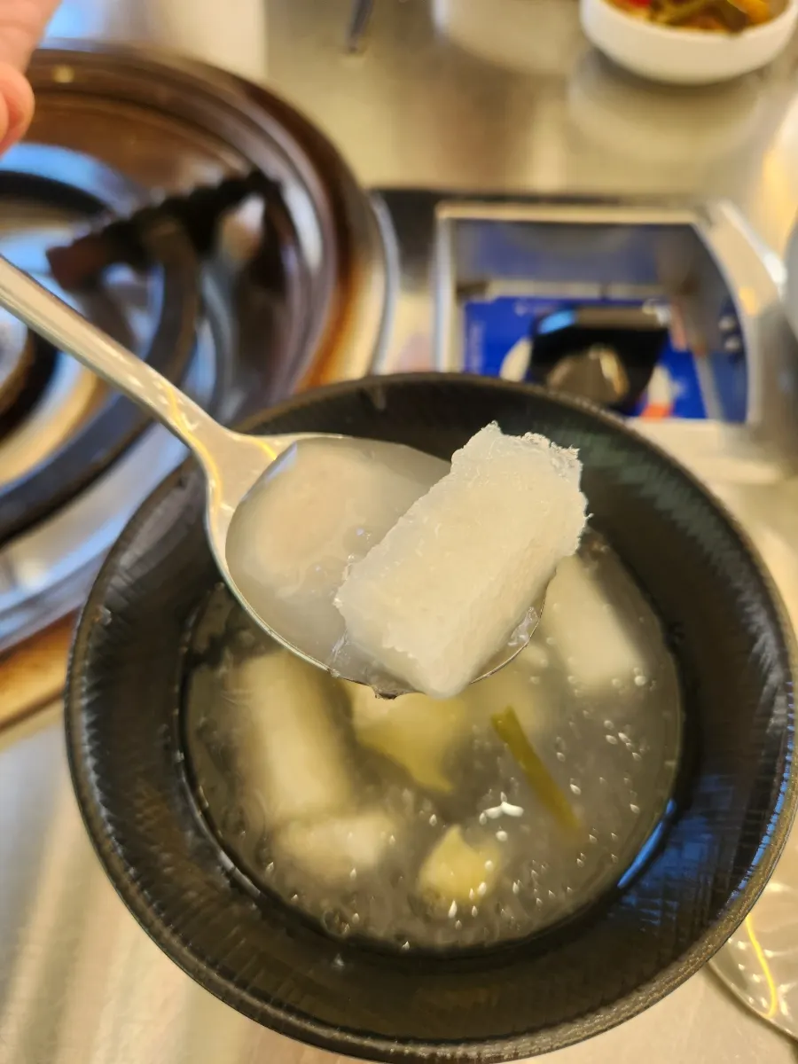 항아리에 담겨 나온 묵은지 반포기