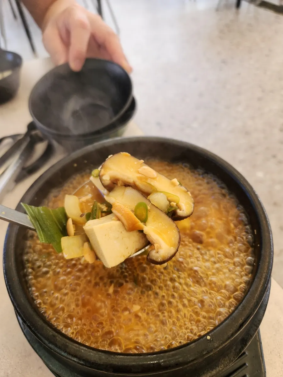 버섯과 두부가 푸짐한 된장찌개 뚝배기