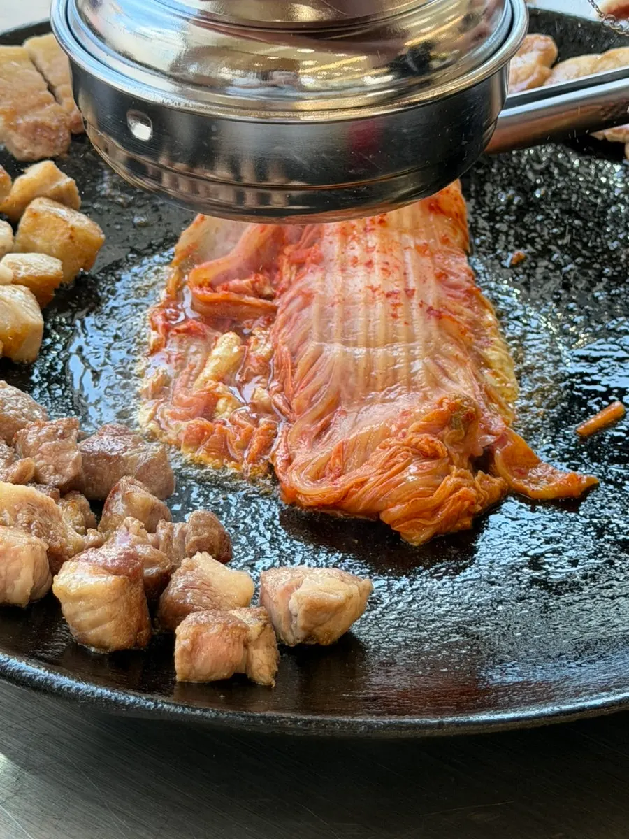 직원이 구워주는 국내산 김치와 삼겹살